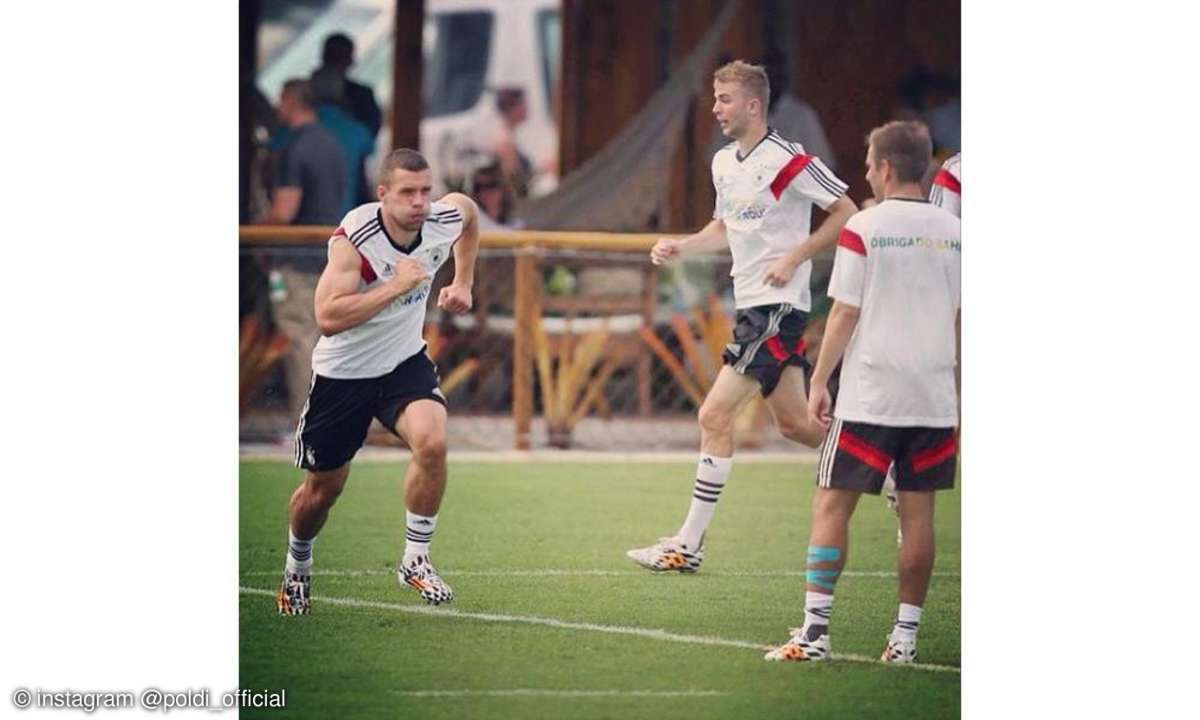 Geschwindigkeit kommt nicht von allein: Der explosive Antritt und der schnelle Sprint müssen ebenso trainiert werden wie alles andere. Lukas Podolski macht's vor.