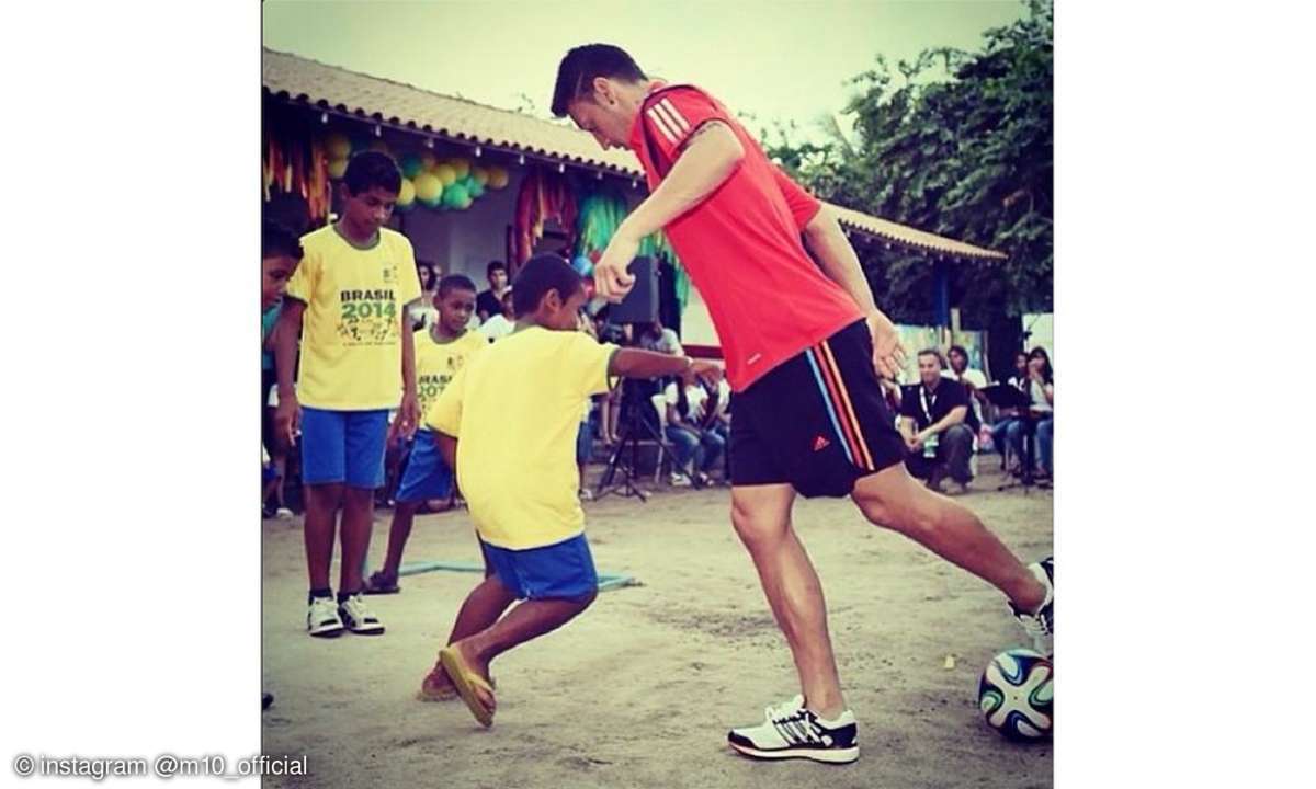 Mesut Özil zeigt seine Tricks bei diesem Besuch einer Schule in Santo Andre.