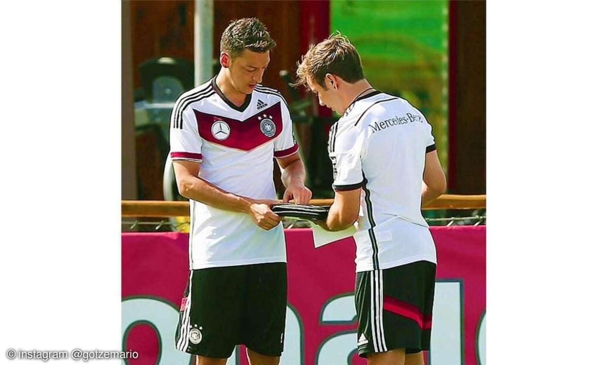 Diese zwei sollen für den vierten WM-Titel sorgen: Mario Götze und Mesut Özil zeigen sich akribisch bei der taktischen Vorbereitung.