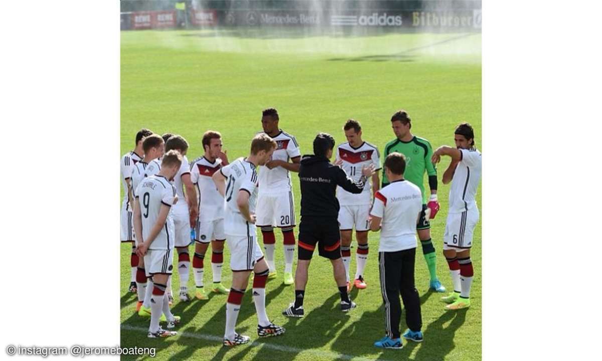 Natürlich sind unsere Fußballer nicht nur als Urlaubsgäste hier - trainiert wird auch. Bundestrainer Joachim Löw nimmt hier seine ersten Besprechungen vor.