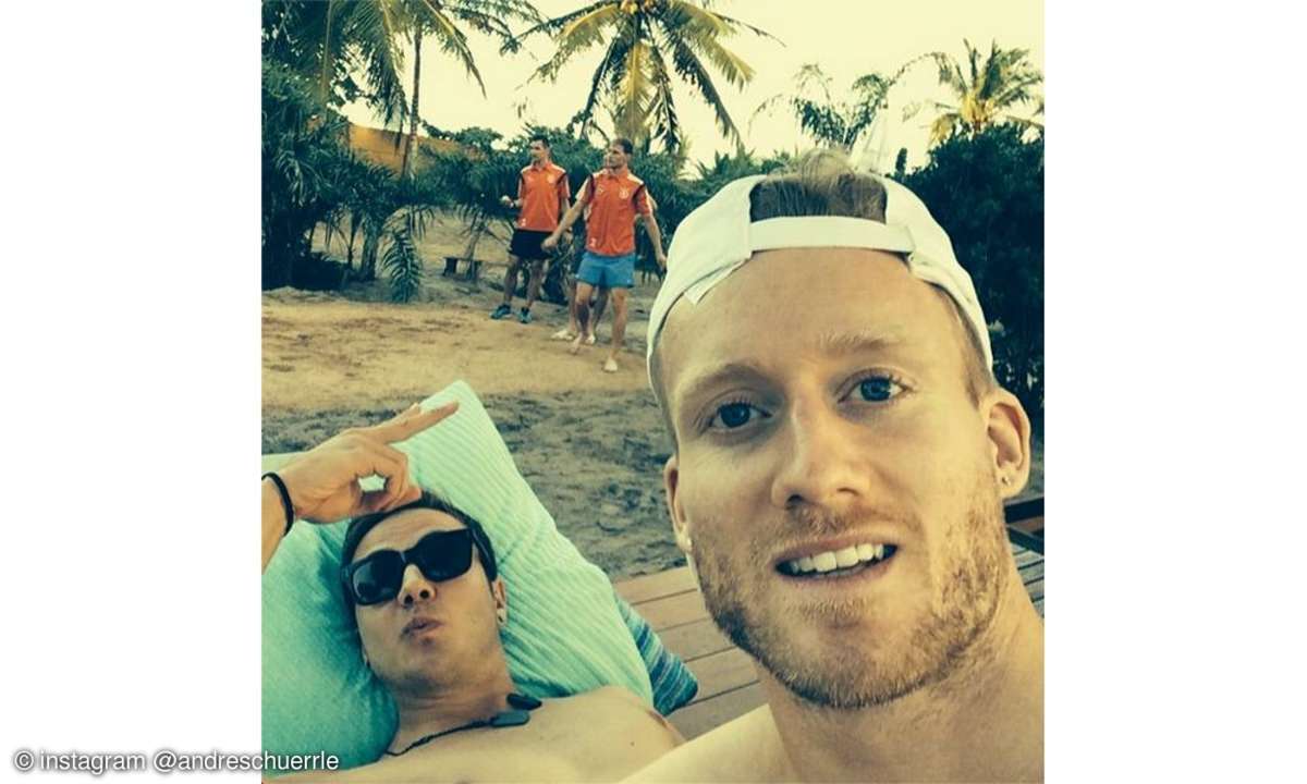 Bei solch herrlichem Wetter in Brasilien ist es aber auch verständlich, dass man mal die Füße hochlegt, wie uns Andre Schürrle zusammen mit Mario Götze zeigt.