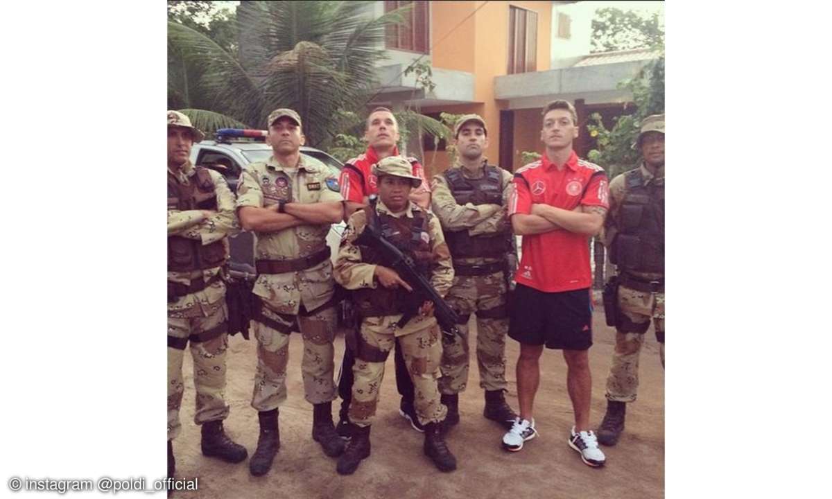 Auch für die Sicherheit im Campo Bahia ist gesorgt, wie dieses Bild von Lukas Podolski und Mesut Özil beweist.