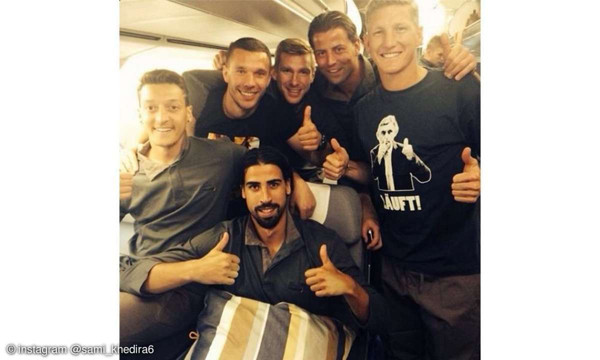 Im Flugzeug in Richtung Campo Bahia zeigen sich unsere Kicker vorfreudig - und mit einem Shirt der Basketball-Abteilung des FC Bayern München, die dieser Tage um die deutsche Meisterschaft spielt.