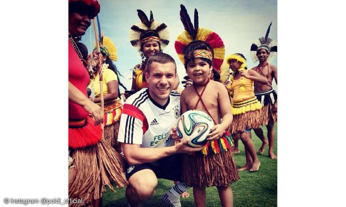 Für Kinder nimmt sich der liebe Poldi besonders viel Zeit, wie dieses Bild schön zeigt.