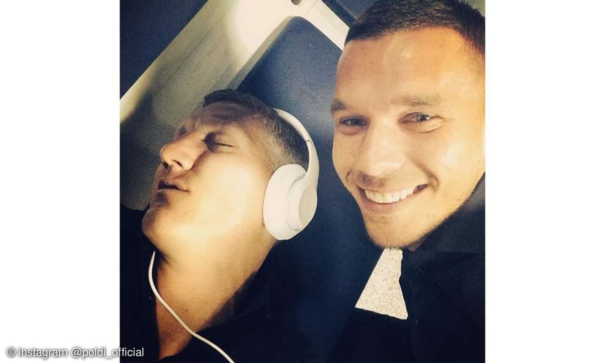 Auch für Streiche ist Lukas Podolski immer zu haben. Der Leidtragende ist Bastian Schweinsteiger, der als schlafendes Schnappschuss-Opfer herhalten muss.