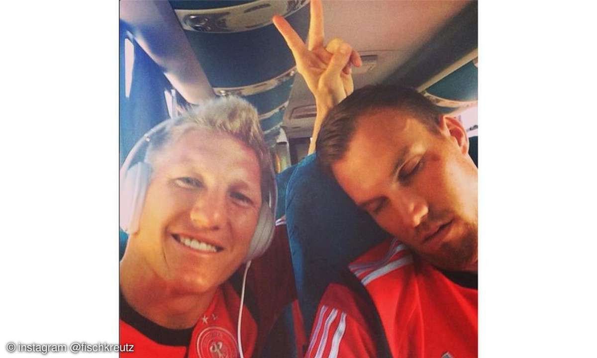 Doch was Poldi kann, kann Schweini schon lange, dürfte sich dieser gedacht haben. Mit Kevin Großkreutz ist fix ein weiteres Opfer für die höchst ansehnlichen Schlaf-Fotos gefunden.