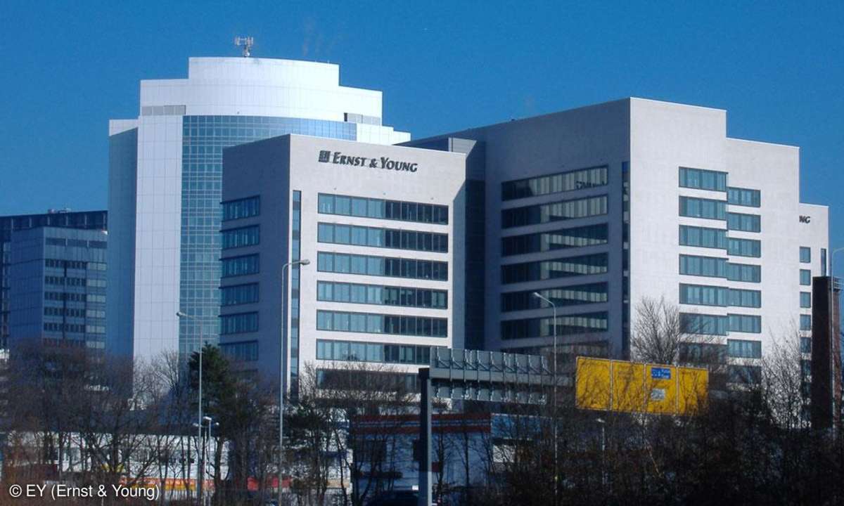 EY (Ernst & Young)