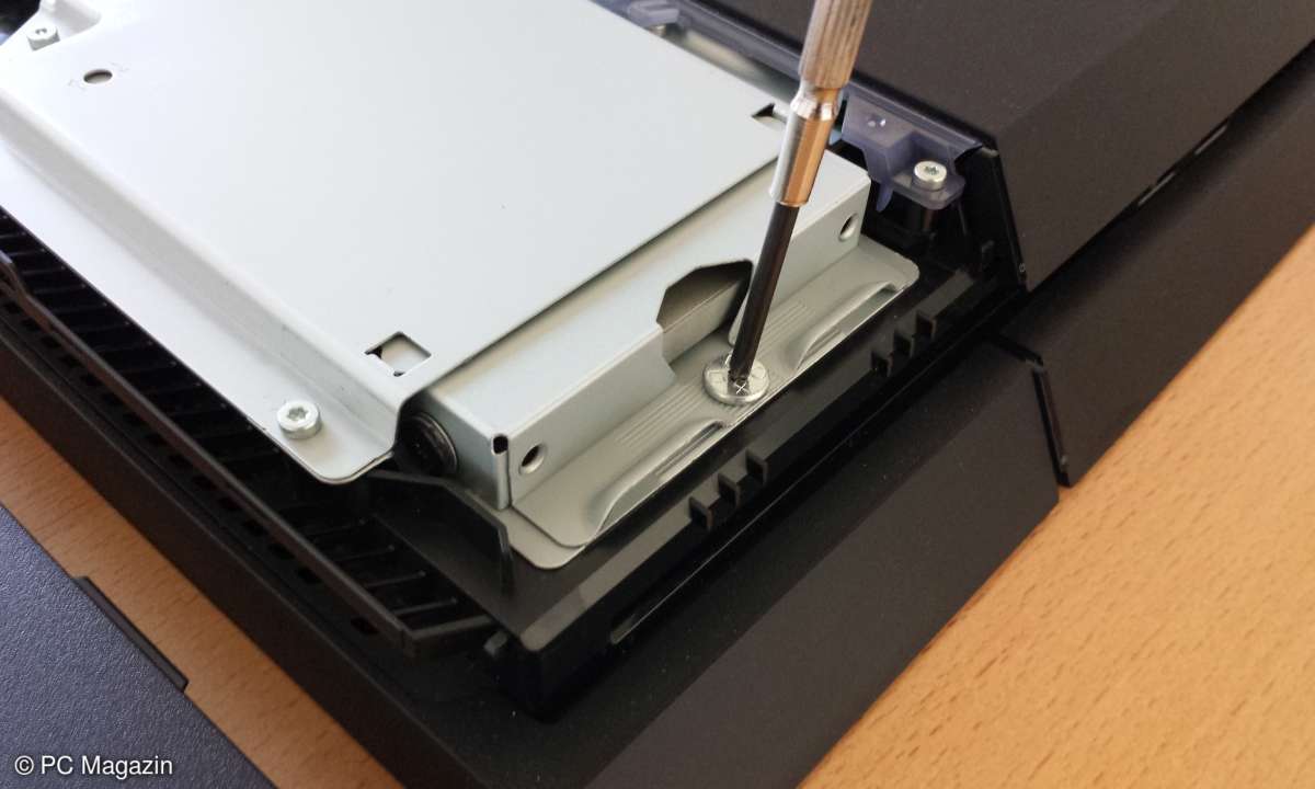 PS4: SSD-Umbau - Festplattenkäfig lösen