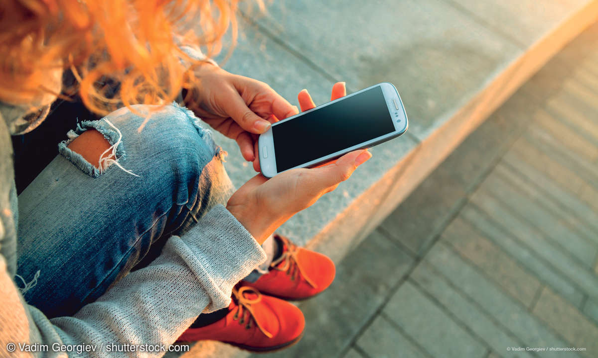 Mädchen mit Smartphone