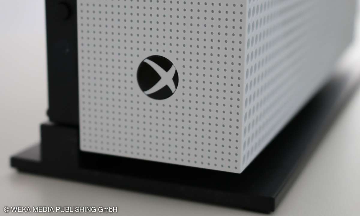 Xbox One S auf Standfuß