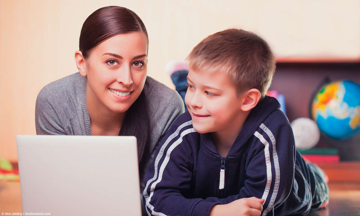 Mutter und Kind am Laptop