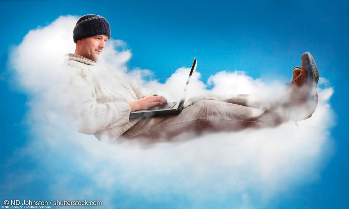 Mann auf einer Wolke