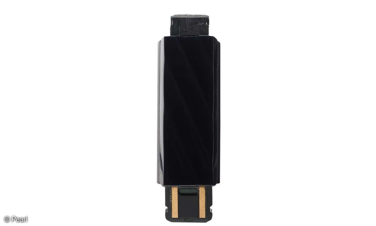 Der USB-Stecker befindet sich direkt am Gehäuse des Fitness-Trackers, wodurch sich das Aufladen etwa am Notebook ziemlich schwierig gestaltet.