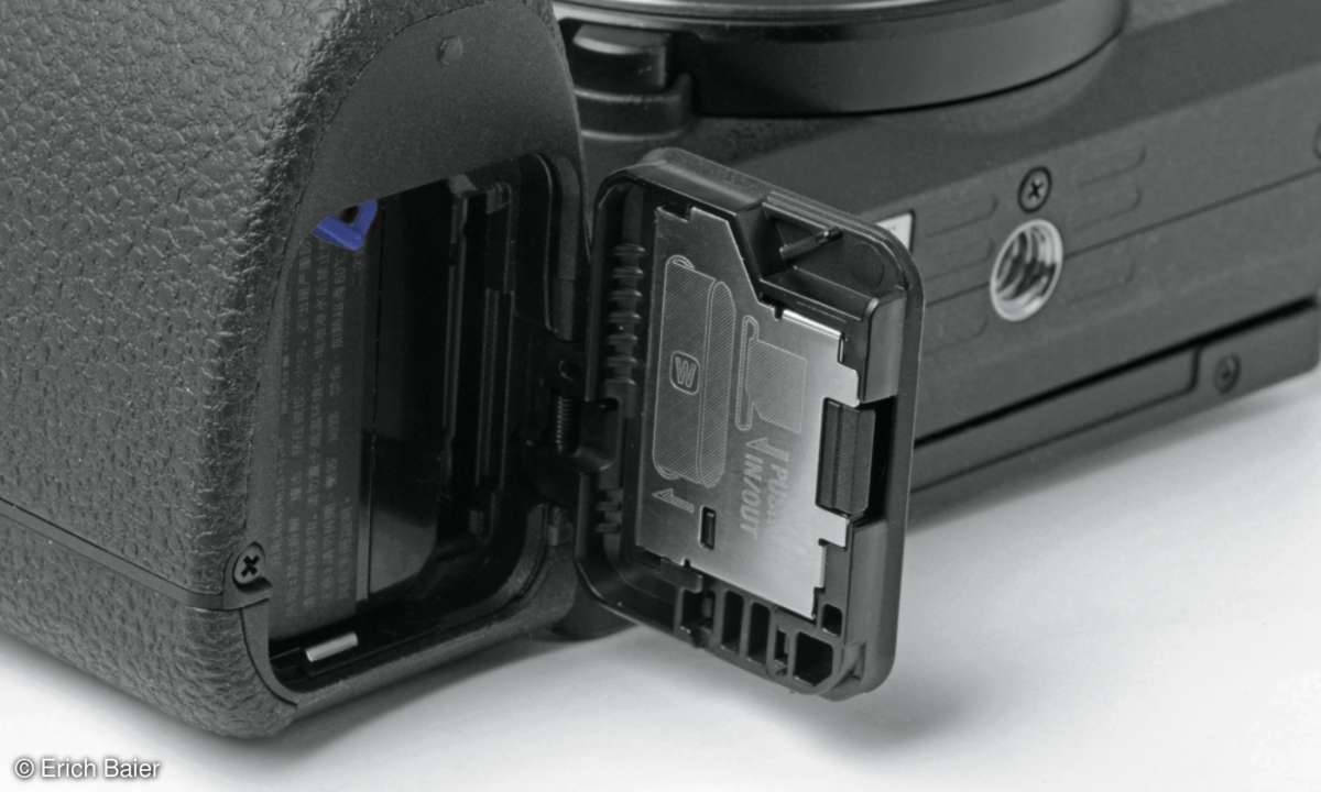 Nikon D500 SLR und Sony A6500 spiegellose Systemkamera vorne