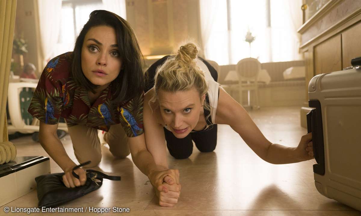 Mila Kunis Kate McKinnon