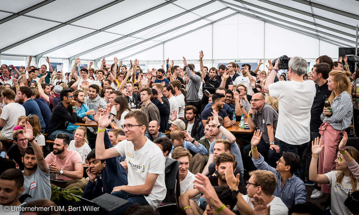 techfest_munich_2018_Besucher_vor_tribühne
