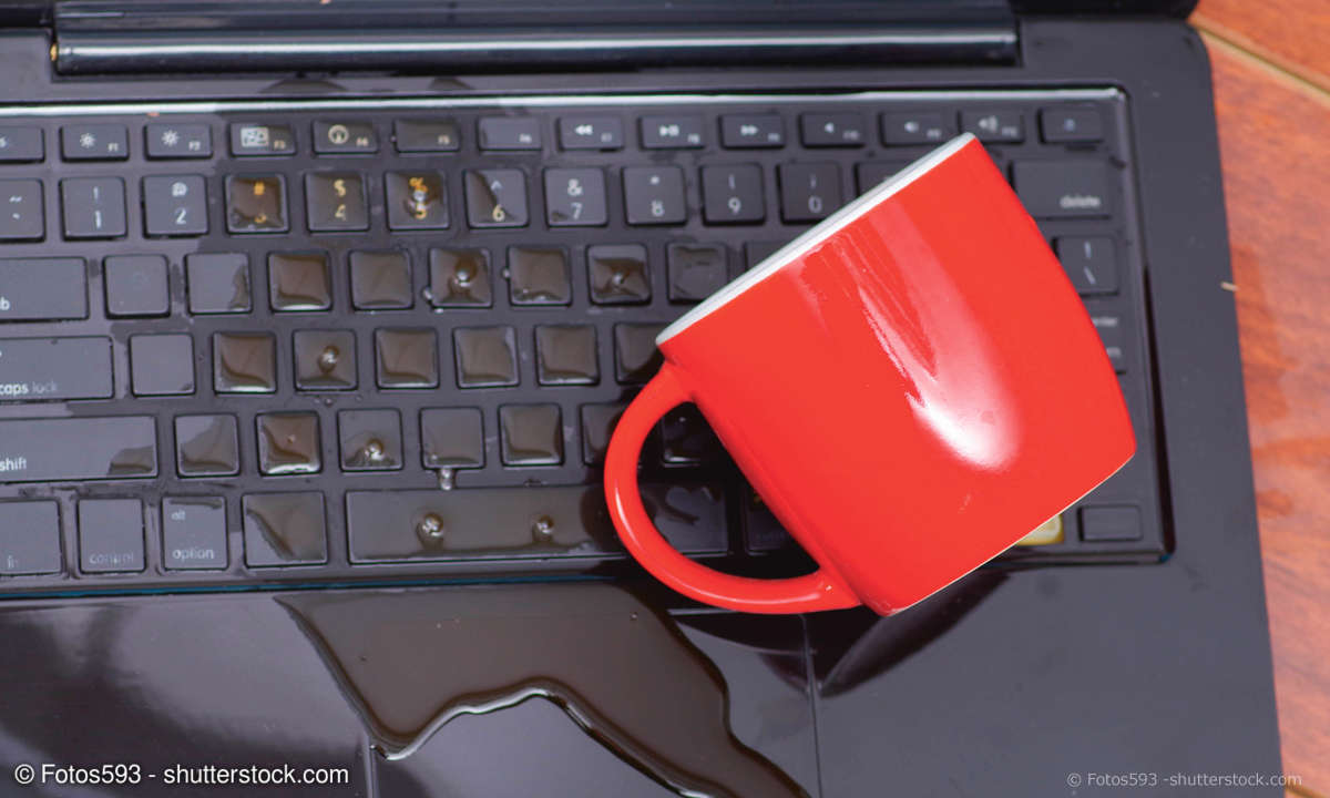 laptop tastatur kaffee verschuettet