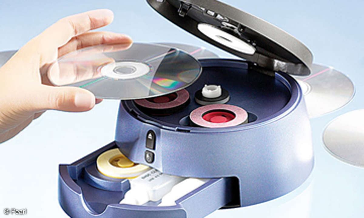 q-sonic_disc-repair-kit-offen-mit-hand_ambiente