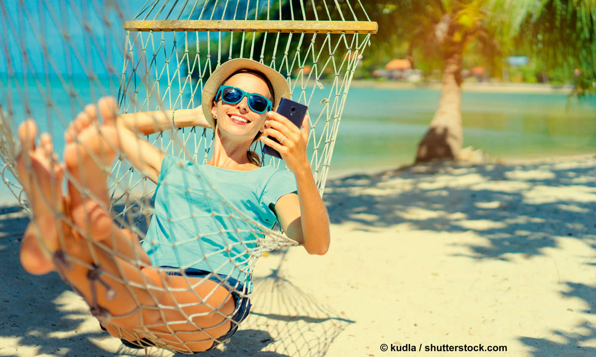 Mit Laptop und Smartphone im Urlaub: Vorsicht vor Kosten- & Sicherheitsfallen