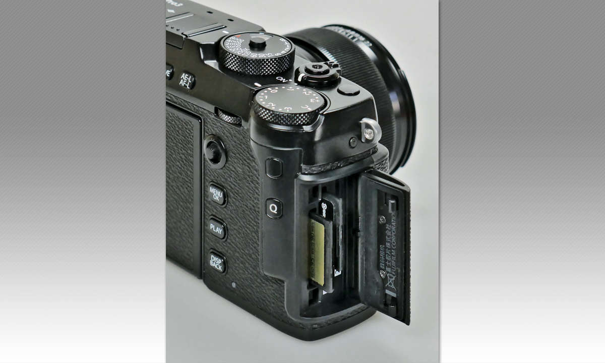Fujifilm X-Pro3 im Test - Kartenfach
