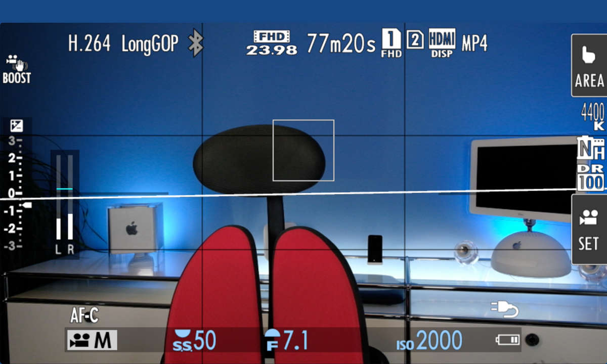 Ohne sauberes HDMI-Signal verunstalten Statusanzeigen das Video.