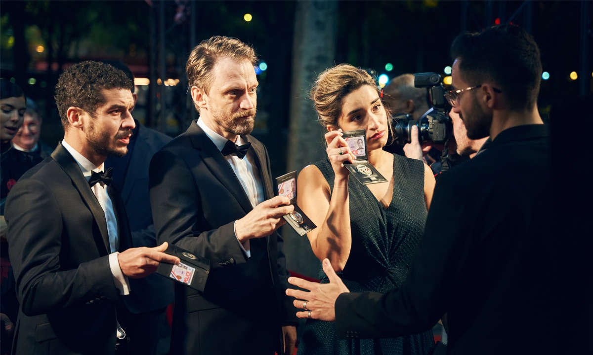 Youssef (links) und seine Kollegin Sofia und Kollege Romain werden auf der Gala die letzten nötigen Beweise finden, um ihren Chef Gabriel und Hubert dingfest zu machen.
