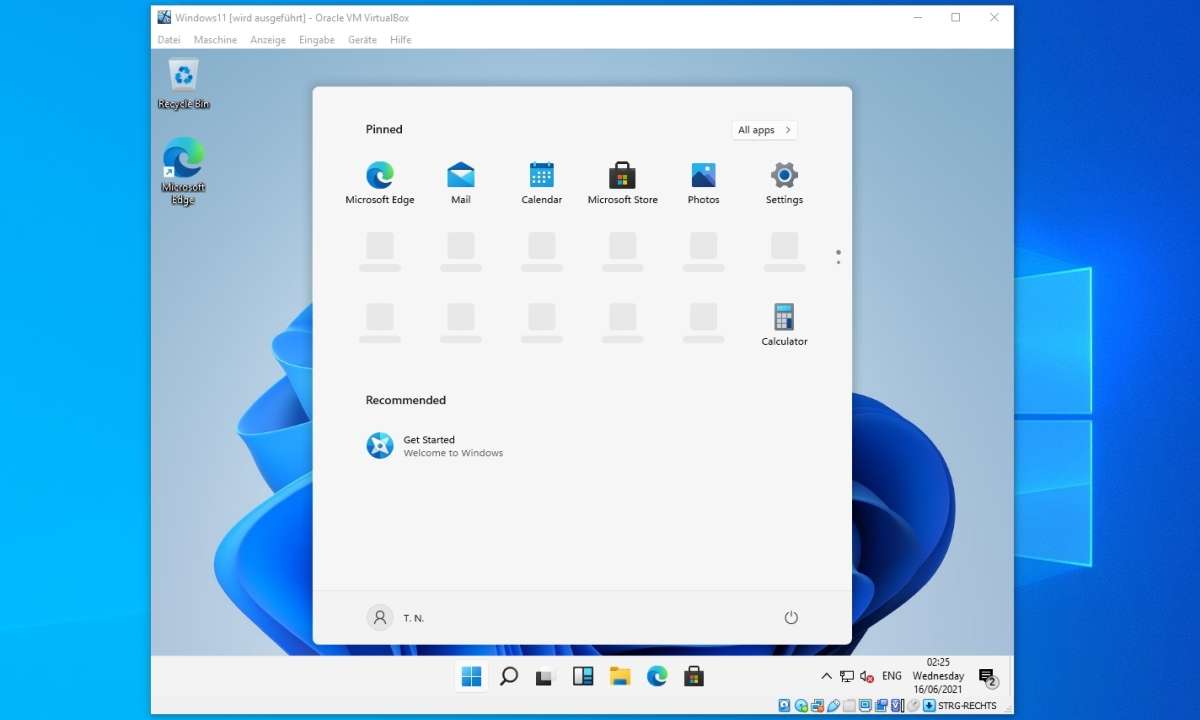 Das neue Startmenü Windows 11 schwebt über der Taskleiste. In den Taskbar-Einstellungen lässt sich die zentrale Positionierung wieder auf eine gewohnte Linksausrichtung stellen.
