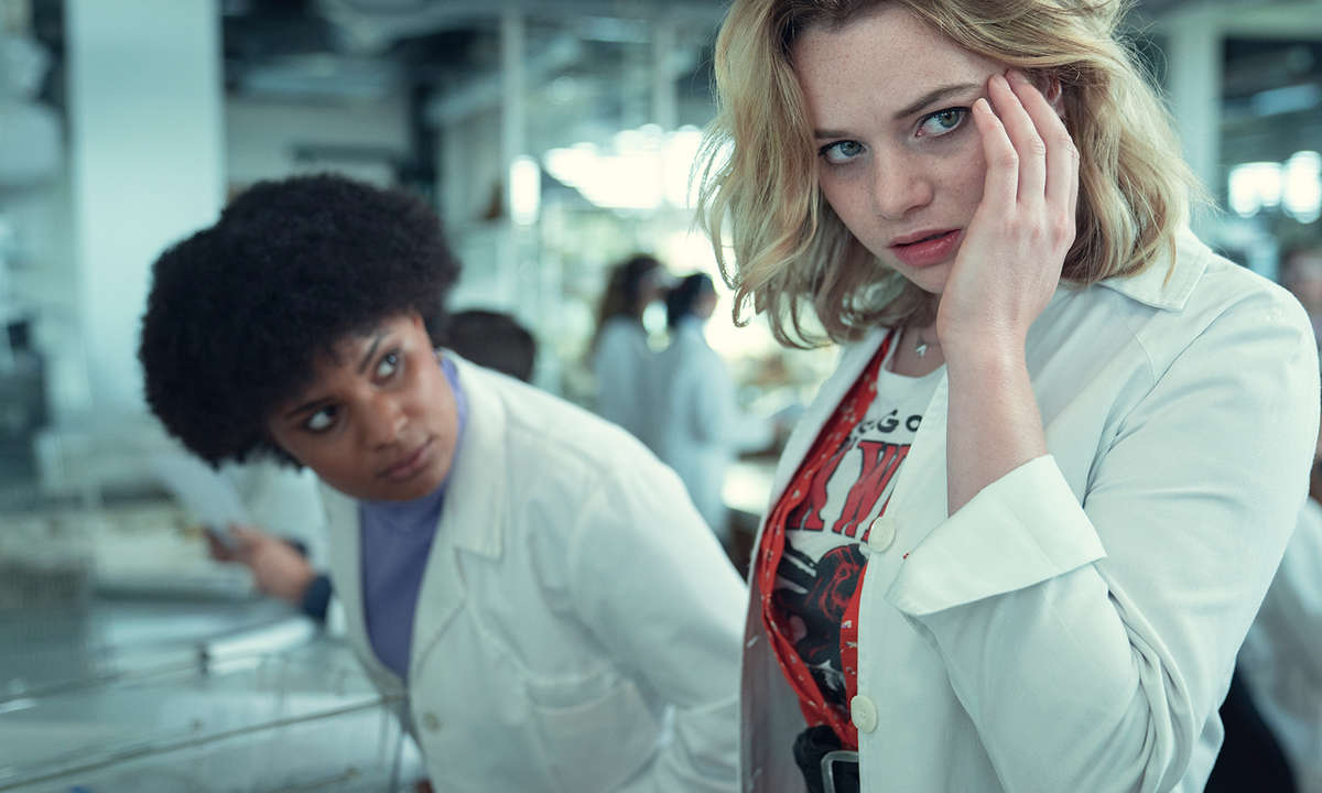 Selina Louis und Luna Wedler in Biohackers