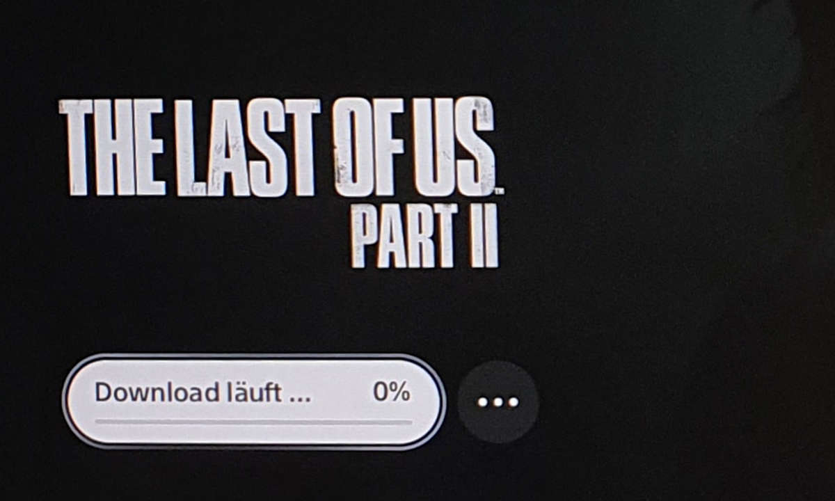 Im PS5-Hauptmenü verrät nur dieser Bereich, dass ein Download läuft,
