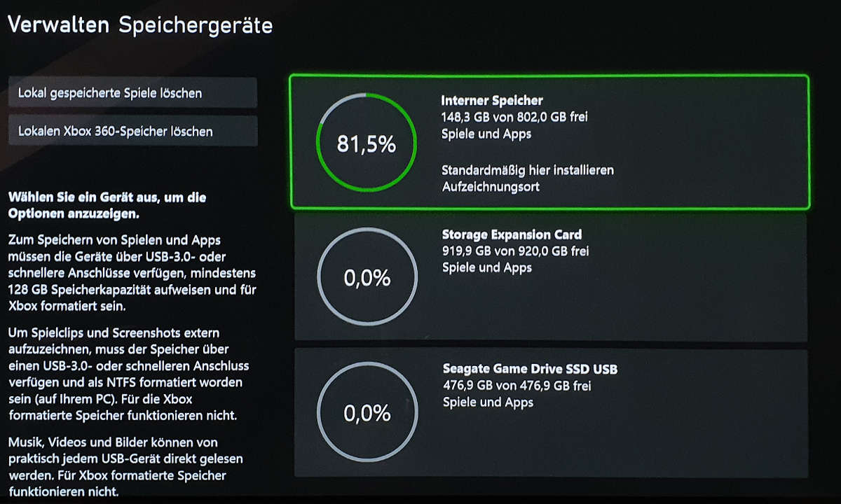 Die Game Drive SSD und die Speichererweiterungskarte von Seagate an der Xbox Series X.