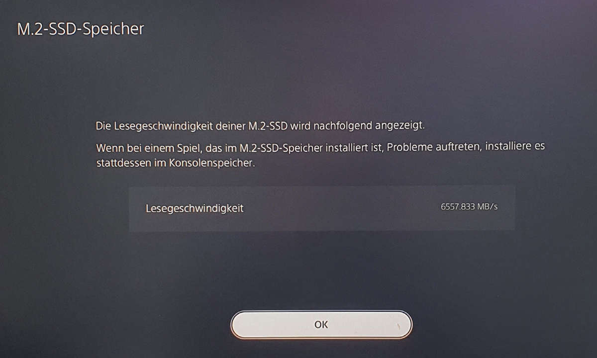 Die Seagate Firecuda 530 NVMe SSD bringt 7.300 und 6.900 MB/s für Lesen und Schreiben: Das macht sich mit 6557,833 MB/s im PS5-eigenen Benchmark bemerkbar.