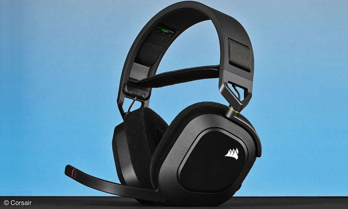 Foto von vorne links vom HS80 RGB Wireless vor blauem Hintergrund