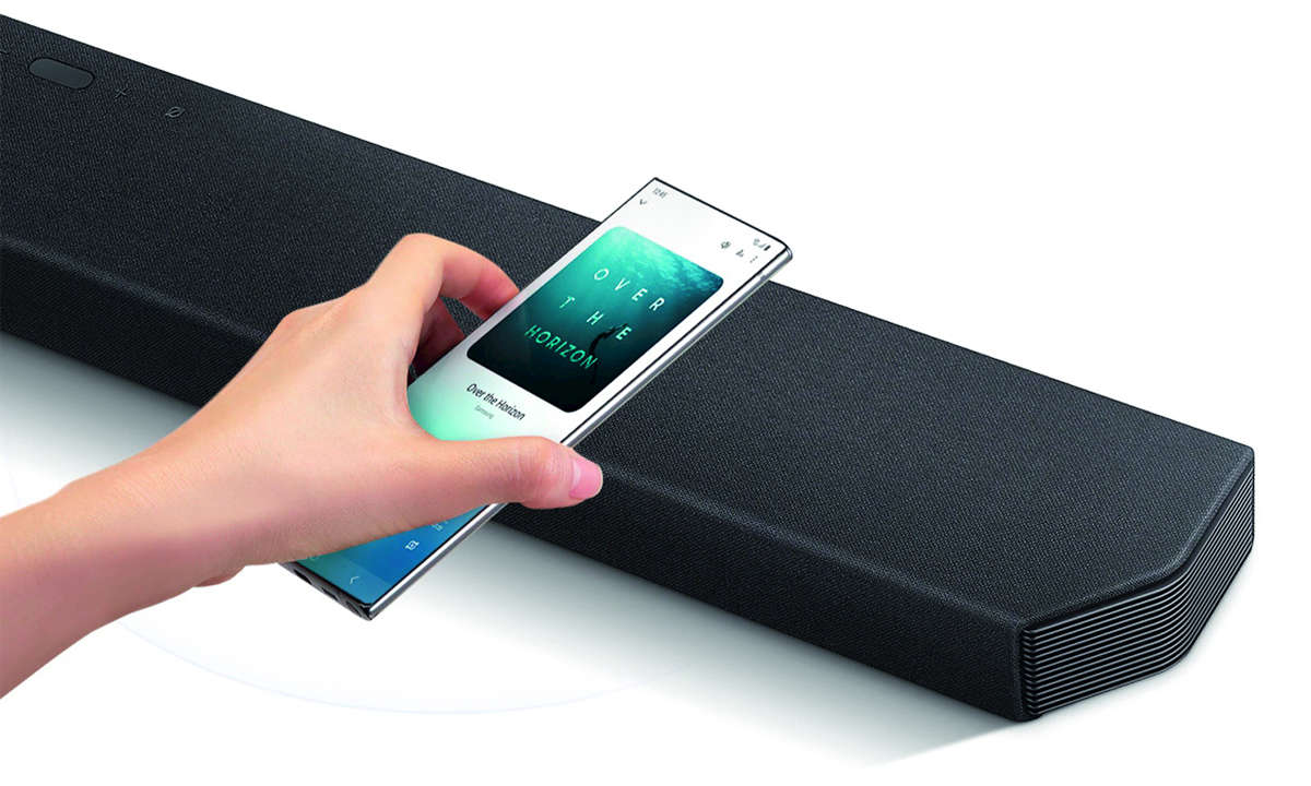 Mit an Bord: Tap Sound. Hält man das Handy an die Soundbar, wird die Musik automatisch übertragen. Vorausgesetzt, man besitzt ein Samsung-Smartphone (Android 8.1 oder neuer) und hat das Feature in der Smart Things App aktiviert.