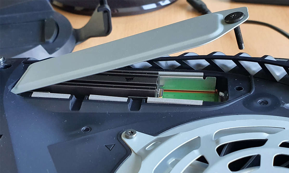 Durch den hohen Corsair-Kühler lässt sich der SSD-Deckel der PS5 nicht mehr anbringen.