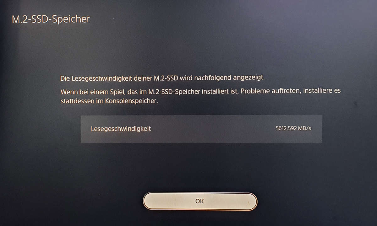 Wie zuvor in unserem Test wird eine SSD von der PS5 schneller gebencht, als der Hersteller maximal angibt. 5.612,592 MB/s sind es für die Corsair MP600 Core.