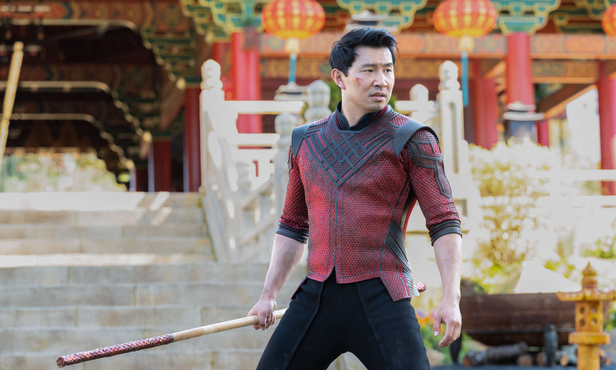 Shang-Chi mit einem Drachenschuppen-besetzten Kampfstab