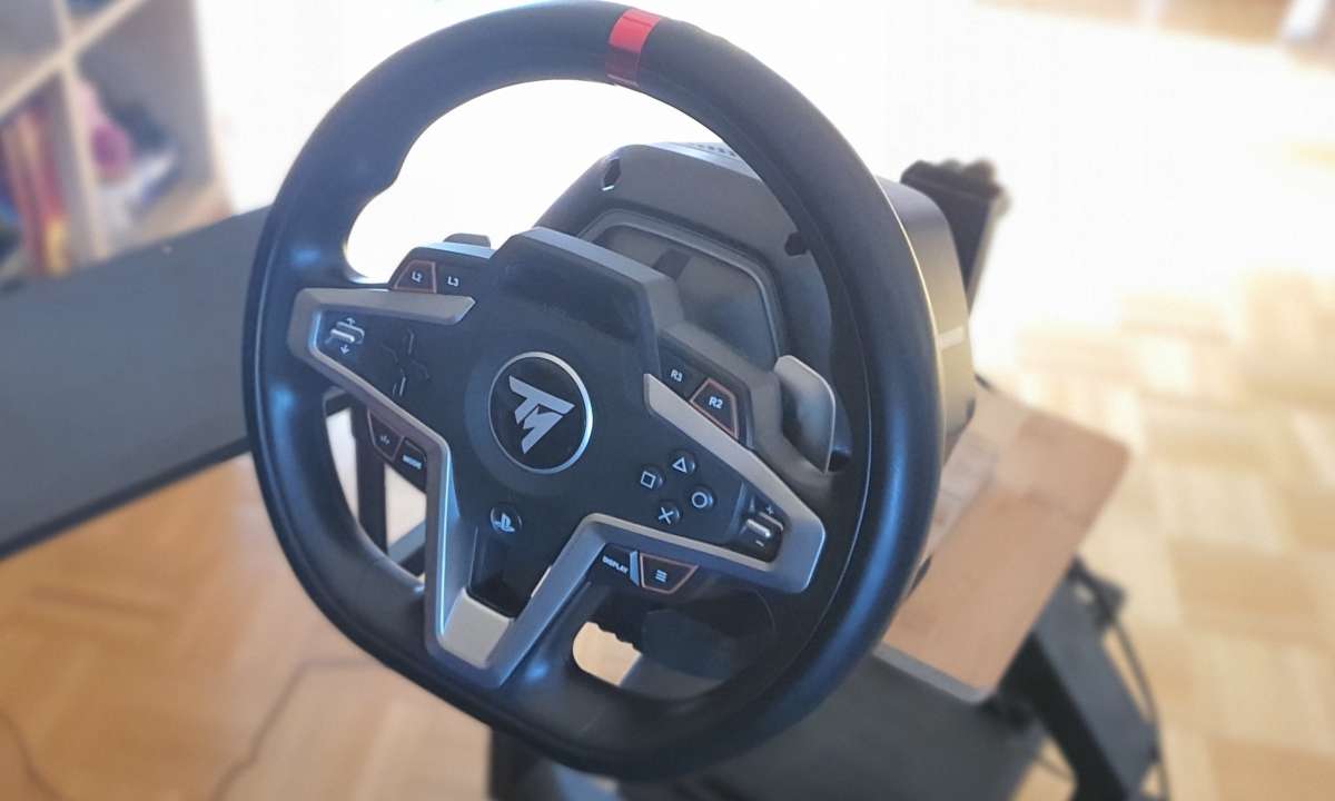 Das Lenkrad-Design ist universell einsetzbar. Mit 900 Grad Rotation lassen sich so gut wie alle Fahrzeuge simulieren.