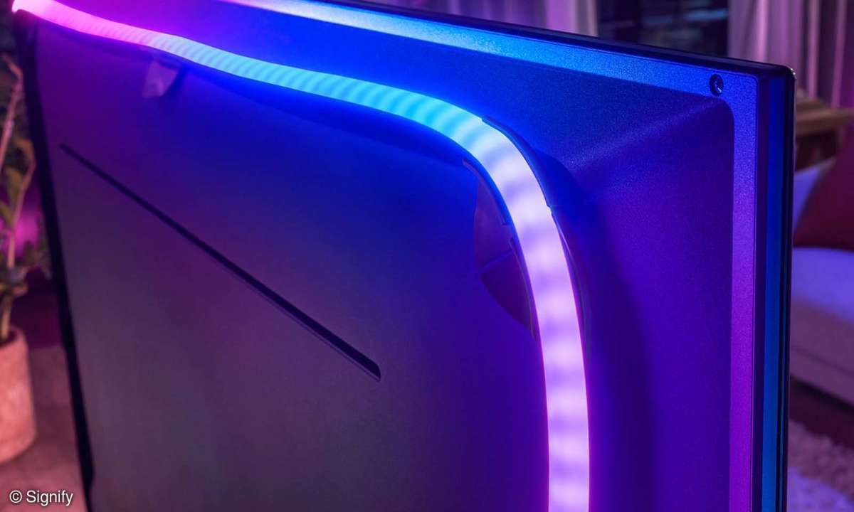 Der Philips Hue Gradient Lightstrip auf der Rückseite eines Fernsehers
