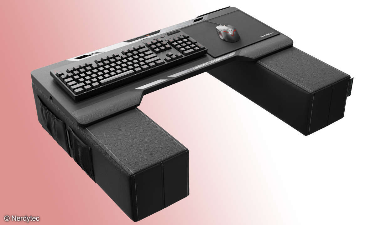 Zwei Kissen stützen ein klassisches Lapboard. Cycon spendierte diesem bereits nützliche Funktionen und nun einen luxuriöseren Anstrich.