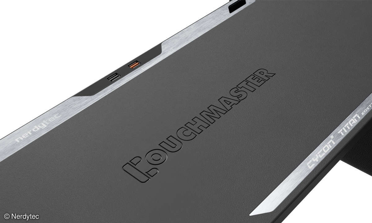 Titan-Elemente und leicht zugängliche USB-Anschlüsse (4 von 6 sind innen) sind edel wir praktisch.