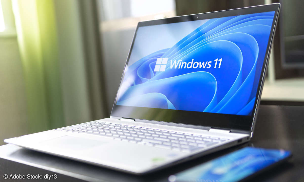 Laptop mit dem Windows 11 Logo auf dem Bildschirm