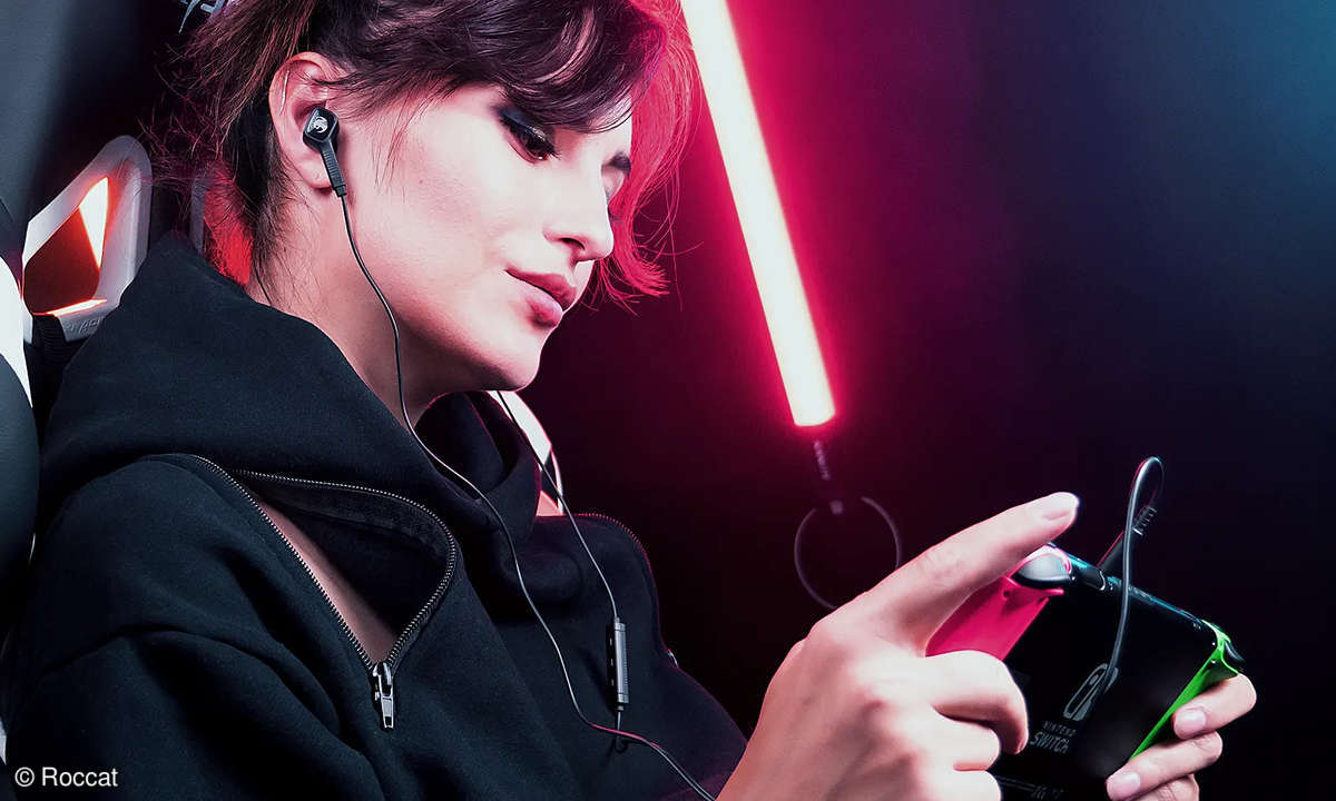 Eine Frau trägt die Roccat Syn Buds Core und spielt auf der Nintendo Switch