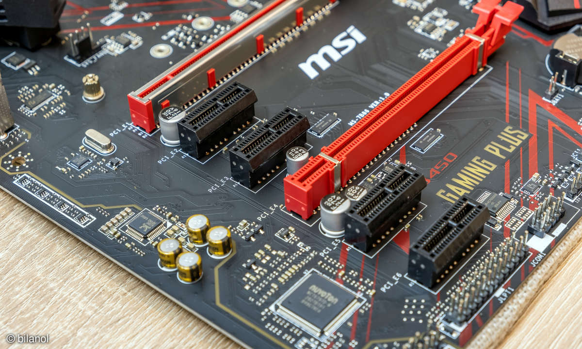 Ein B450-Mainboard von MSI auf einem Holztisch