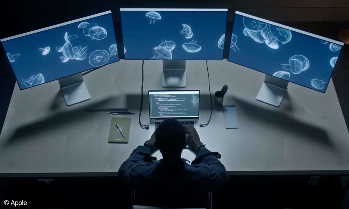 MacBook Pro mit drei angeschlossenen Monitoren