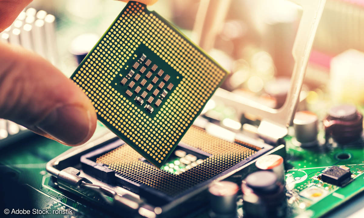 Nahaufnahme eines Prozessors und eines Mainboard-Sockels