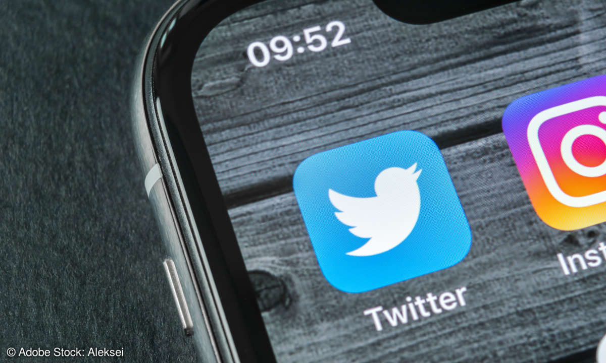 Logo der Twitter-App auf einem Smartphone-Display