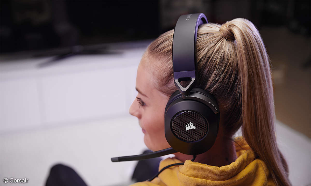 Frau trägt das Corsair HS65 Surround auf dem Kopf