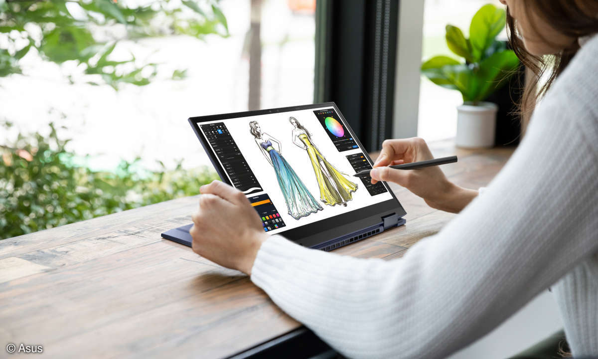 Frau zeichnet an einem Asus ExpertBook B7 Flip