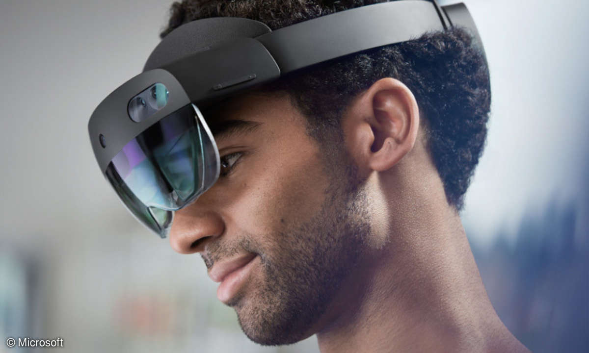 Mann trägt die Microsoft HoloLens 2