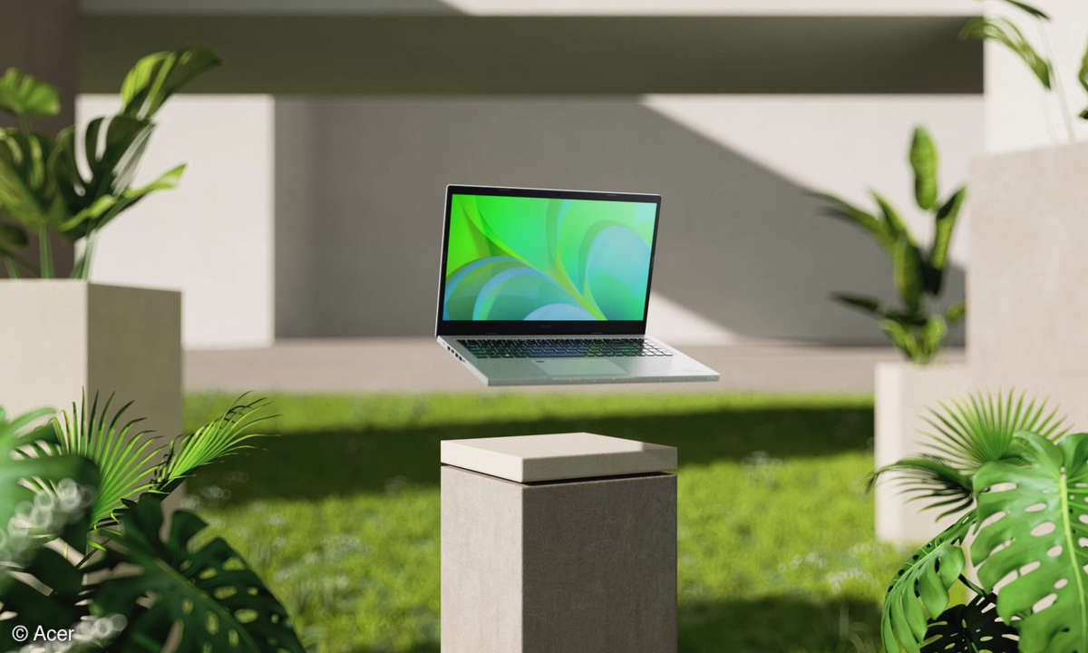 Das Acer Aspire Vero in einem grünen Garten
